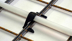 INDUFIX-Rohrhalter fixieren die Heizrohre an allen Einfachstab- und Doppelstab-Bewehrungs-Matten.