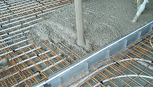 Vergießen der INDUFIX-Industriefußbodenheizung mit Beton